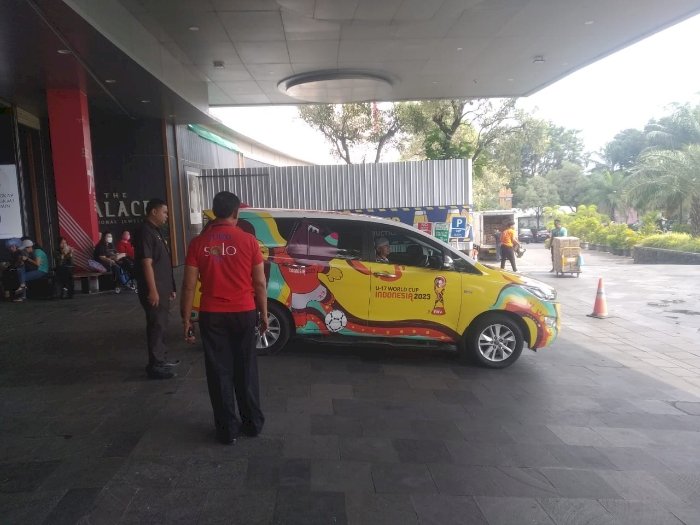 Mobil Dinas Gibran Parkir Di Lobby Utama Solo Paragon Mall Jadi Perhatian Pengunjung. Dian Tanti Burhani/RMOLJawaTengah