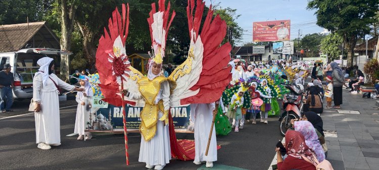 Kemeriahan Pawai Ta'aruf 1 Muharram 1446 H Tahun 2024 diwarnai kreatifitas pelajar se-Salatiga, Minggu (7/7). Erna Yunus B/RMOLJateng