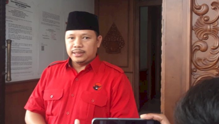 Camat Dukuhsekti Agus Sunarko Saat Sampai Di Pantai Marhaen Untuk Mengikuti Fit And Proper Test Sebagai Calon Bupati, Minggu (07/07). Umar Dani/RMOLJawaTengah