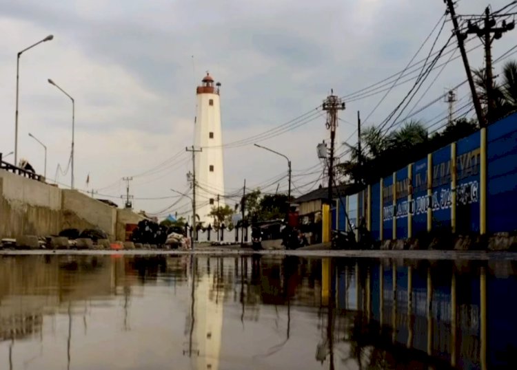 Puluhan tahun terakhir rob di kawasan Pelabuhan Tanjung Emas semakin mengkhawatirkan dan parah menyebabkan Kawasan Industri yang ada seperti 