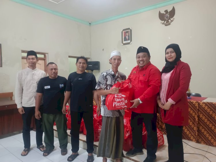 Ketua DPC PDIP Batang, Ahmad Ridwan memberi bantuan pada korban gempa, Minggu (7/7) malam