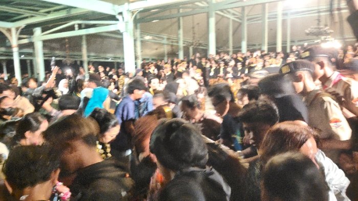 Warga Berebut Udik-Udik Yang Disebar Oleh Penguasa Pura Mangkunegara, KGPAA Mangkunagara X, Dan Keluarganya. Dian Tanti Burhani/RMOLJawaTengah