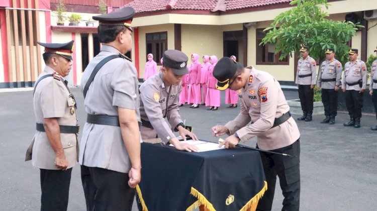 Kapolres Blora AKBP Jaka Wahyudi saat penandatanganan serah terima jabatan, di halaman Mapolres Blora, Senin (8/7)  pagi. Rubadi/RMOLJateng