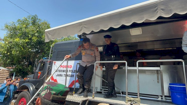 Kapolda Jateng Irjen Pol Ahmad Luthfi mengunjungi dapur umum di lokasi terdampak Gempa Batang, Desa Lebo, Kecamatan Warungasem, Kabupaten Batang. 