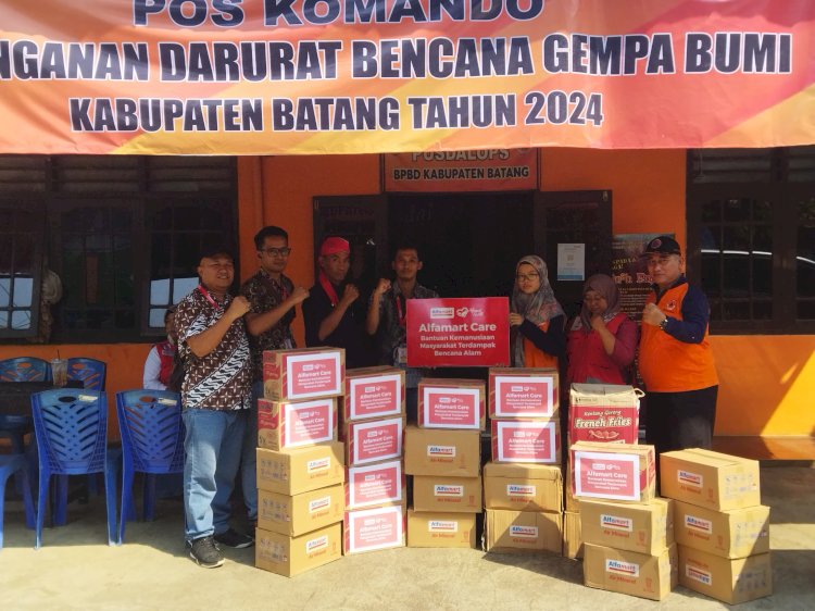 Pihak Alfamart menyerahkan bantuan kemanusiaan untuk korban gempa ke BPBD Kabupaten Batang.