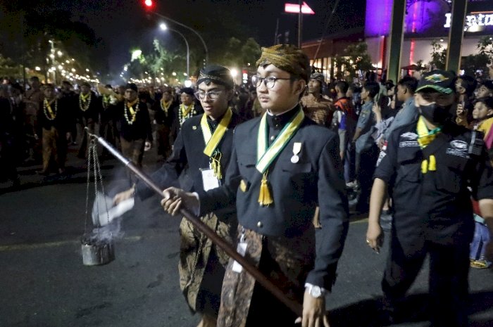  Tradisi Tapa Bisu Pura Mangkunegaran Saat Pergantian Tahun Pada Malam Satu Suro 1446 H. Dian Tanti Burhani/RMOLJawaTengah