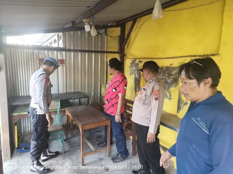 Petugas dari Polsek Semarang Utara saat merazia sebuah kios yang diduga menjadi tempat perjudian di kawasan Semarang Utara Jawa Tengah. Istimewa