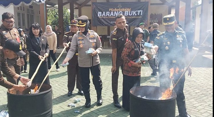 Puluhan Bal Rokok Ilegal Dimusnahkan Dengan Cara Dibakar Oleh Pihak Kejaksaan Negeri Salatiga Di Jalan Lingkar Selatan, Salatiga, Selasa (09/07). Erna Yunus B/RMOLJawaTengah