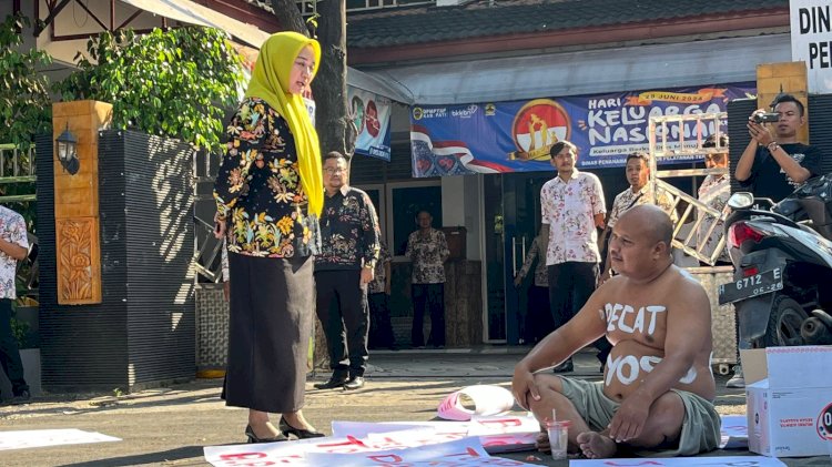 Koordinator aksi Yayak Gundul ngotot enggan diajak beraudiensi oleh Kepala DPMPTSP Pati. 