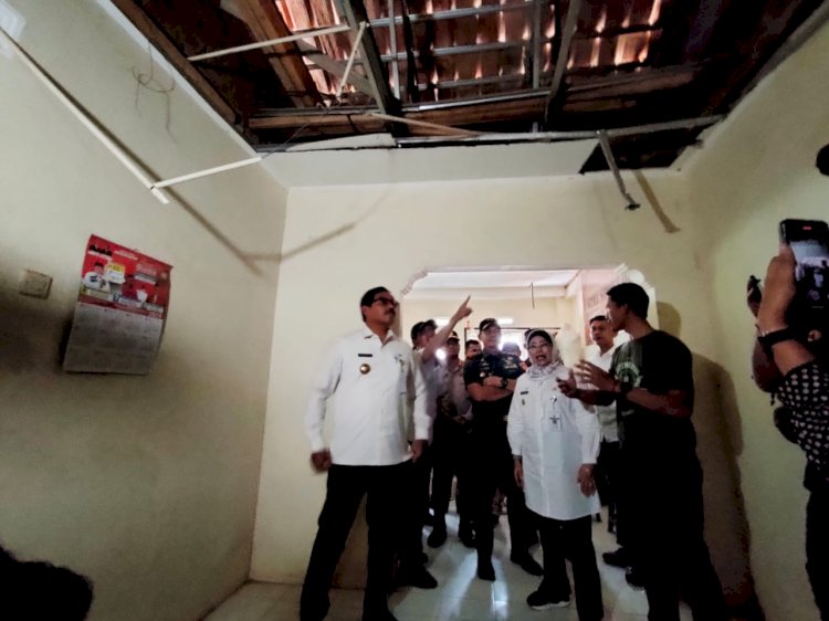 Pj Gubernur Jateng Nana Sudjana bersama Pj Bupati Batang Lani Dwi Rejeki saat meninjau rumah terdampak gempa, belum lama ini. Bakti Buwono/RMOL Jateng 