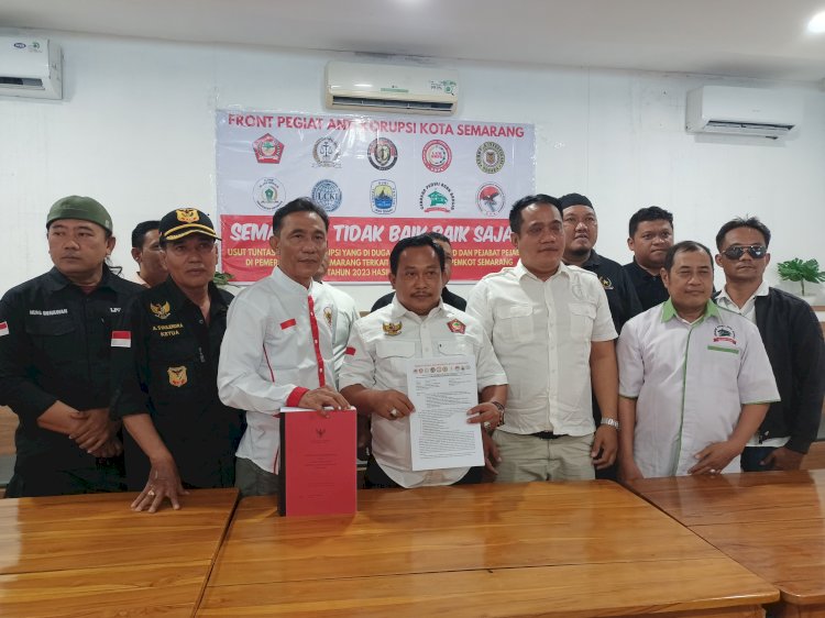 Front Pegiat Anti Korupsi kota Semarang saat jumpa pers di kafe Athaya Semarang , Rabu (10/7). Umar Dani/RMOLJateng