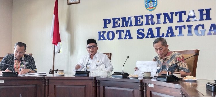 Pj Wali Kota Salatiga Yasip Khasani memaparkan rangkaian kegiatan Hari Jadi ke-1.274 Kota Salatiga tahun 2024 ini akan dibarengi dengan HUT Provinsi dan Hari Koperasi ke-77 kepada wartawan, di Kantor Pemkot Salatiga, Rabu (10/7). Erna Yunus B/RMOLJateng