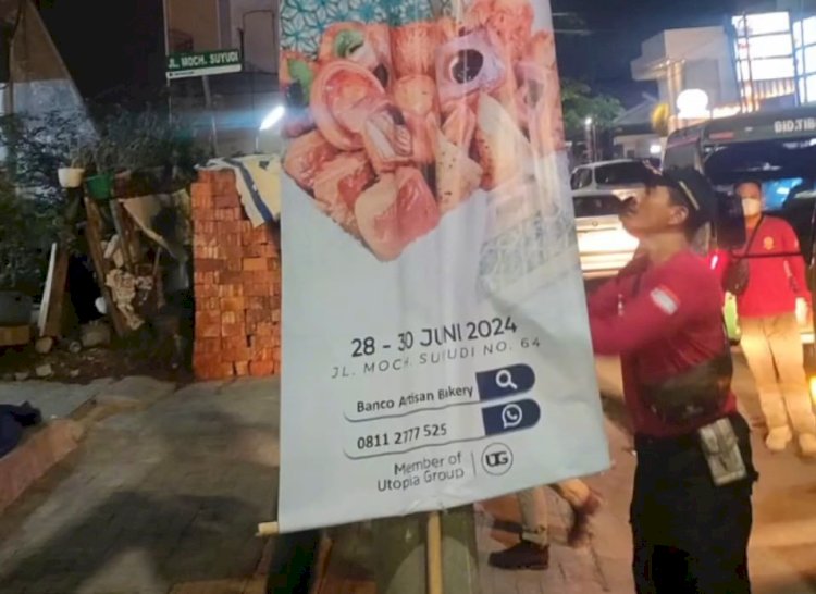 Satpol PP Kota Semarang tertibkan puluhan baliho melanggar aturan iklan komersial. Dicky Aditya/RMOLJateng