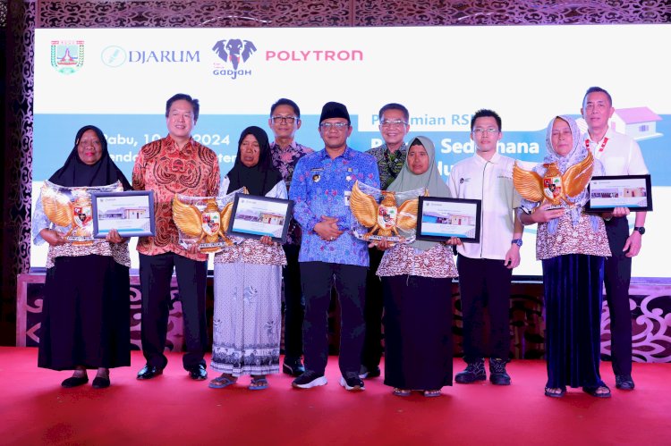 Sejumlah warga penerima bantuan RSLH yang tersebar di 9 kecamatan di Kudus foto bersama dengan Pj Bupati Kudus dan pejabat PT. Djarum Foundation di Pendopo Kudus.  