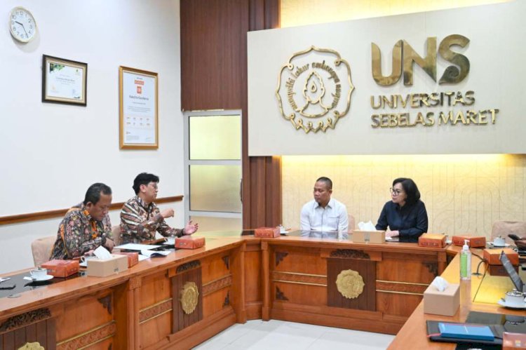 Bupati Arif Sugiyanto saat mengadakan pertemuan kesepakatan penambahan dua prodi baru yang dibuka di Kebumen bersama UNS. Budi Agung/RMOLJateng