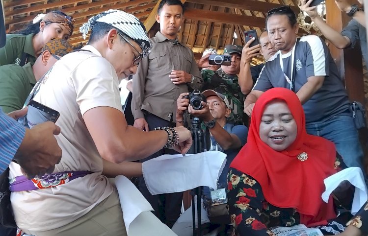 Menteri Parawisata Dan Ekonomi Kreatif (Menparekraf) Sandiaga S Uno Mencoba Membatik Saat Berkunjung Ke Balkodes Wanurejo, Borobudur. Tri Budi Hartoyo/RMOLJawaTengah
