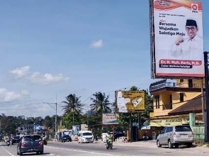 Reklame Dr. H. Muhammad Haris, S.S., M.Si., atau akrab disapa Muh Haris sebagai Calon Wali Kota Salatiga 2024-2029 mulai terpasang di Salatiga, Kamis (11/7). Erna Yunus B/RMOLJateng 