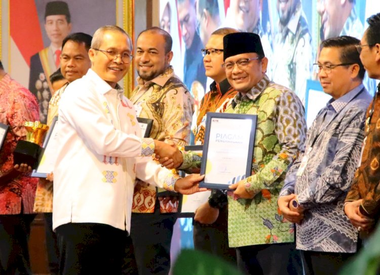 Penjabat Bupati Kudus Dr. M. Hasan Chabibie menerima penghargaan dari Ketua KPK RI Nawawi Pomolango.