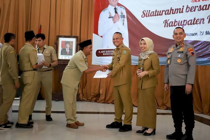 Bupati Kebumen Arif Sugiyanto bersama Wakil Bupati Ristawati Purwaningsih dalam sebuah kesempatan bersama kepala desa di Kebumen. Budi Agung/RMOLJateng