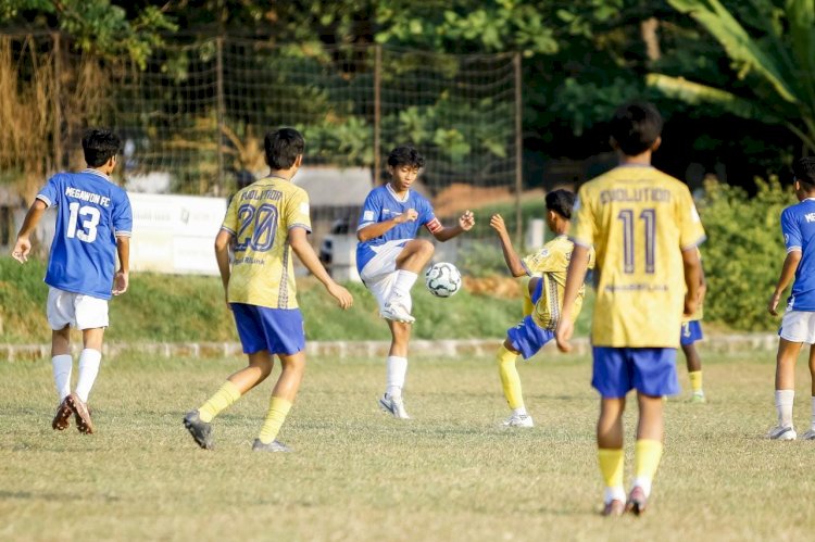 Bacin Evolution (kuning ) menang besar dan sukses memborbardir pertahanan Megawon FC dengan skor 14-0. istimewa 