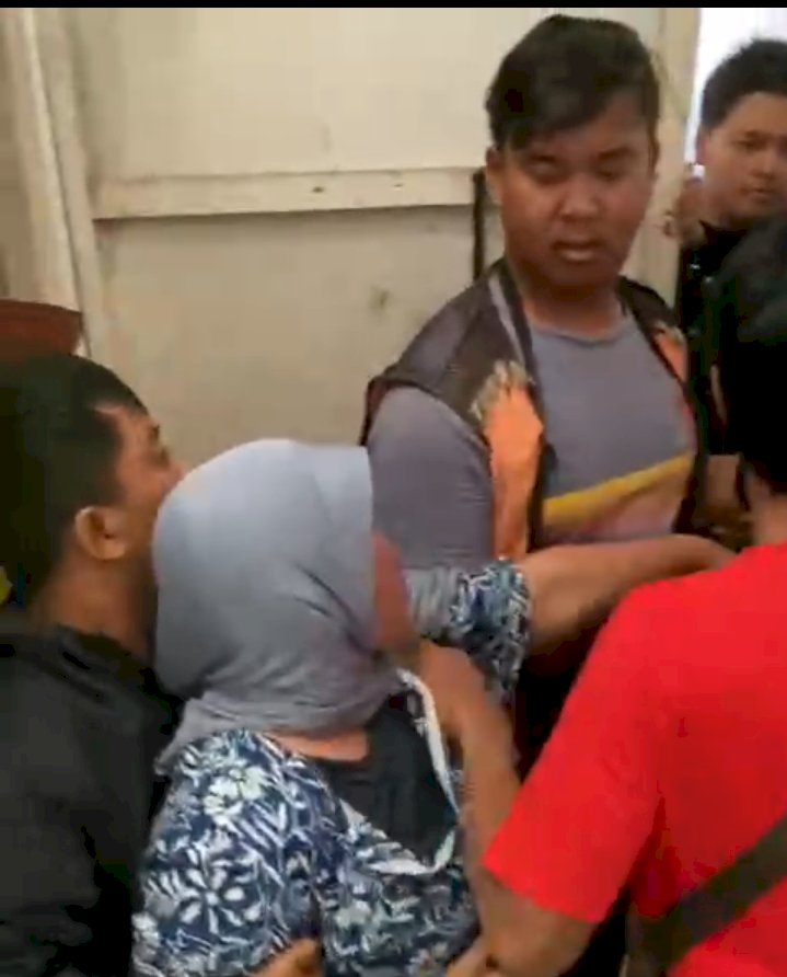 Penangkapan TN (48), Pelaku Pengedar Upal, Warga Kumpulrejo, Kecamatan Argomulyo, Kota Salatiga Saat Berbelanja Buah Di Pasar Raya Salatiga, Sabtu (13/07). Erna Yunus B/RMOLJawaTengah