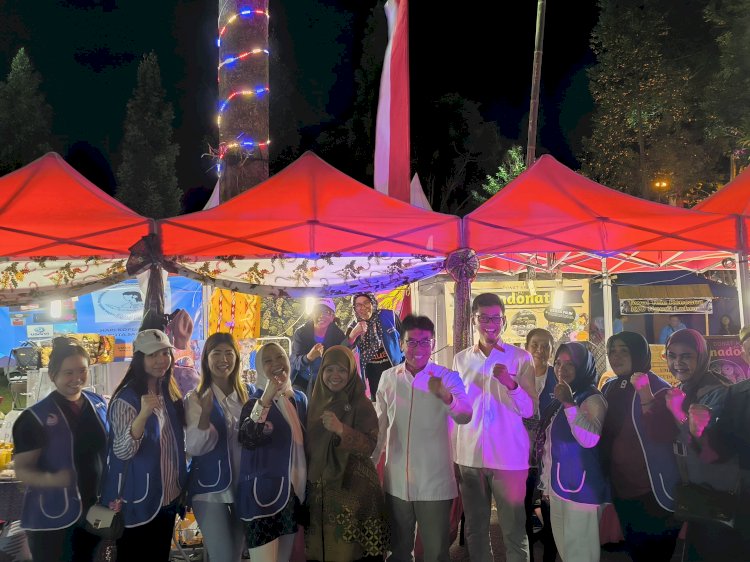 mantan Wakil Wali (Wawali) Kota Salatiga Muh. Haris, saat foto bersama peserta stand dari unsur IWAPI Salatiga, ditengah pameran UMKM di Halaman Kantor Pemkot Salatiga, Minggu (14/7). Erna Yunus B/RMOLJateng