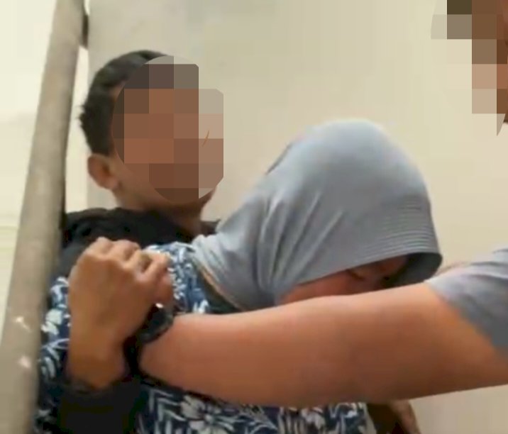TN (48) seorang ibu rumah tangga warga  Kumpulrejo, Kecamatan Argomulyo diduga pengedar Upal saat diamankan pedagang Pasar Raya, Kota Salatiga. Erna Yunus B/RMOLJateng