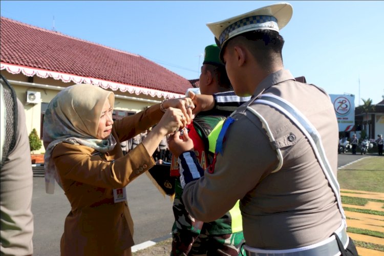 Wakil Bupati (Wabup) Kebumen Ristawati Purwaningsih Saat Memasangkan Pita Kepada Petugas Saat Digelar Apel Sebagai Penanda Dimulainya Operasi Patuh Candi 2024 Di Wilayah Hukum Polres Kebumen. Budi Agung/RMOLJawaTengah