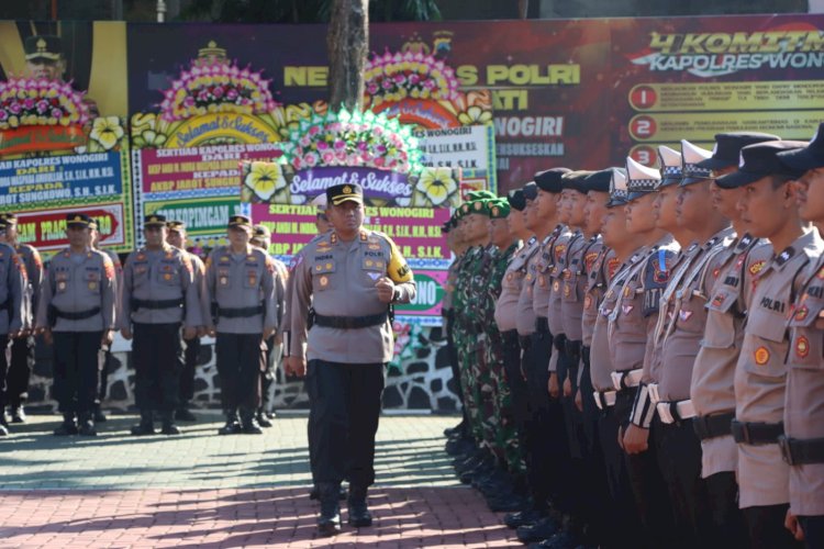 Kapolres Wonogiri AKBP Andi M. Indra Waspada Amirullah saat memeriksa pasukan pada Apel Pasukan Operasi Patuh Candi 2024 di halaman Mapolres setempat, Senin (15/7). Humas Polres Wonogiri