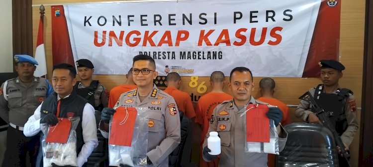 Wakpolresta didampingi Kasatres Narkoba Tri widaryanto dan Kasi Humas Lilik Purwoko menunjukkan barang bukti sabu-sabu. Tri Budi Hartoyo/RMOLJateng