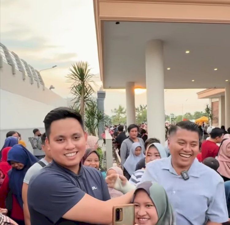 Dico Ganinduto dan Ade Bhakti bertemu di Kendal untuk melihat taman bermain masyarakat 