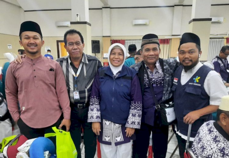 Dua jemaah haji asal Wonosobo saat dijemput oleh Kemenag Wonosobo. Dok. Humas Kemenag Wonosobo