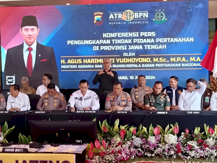 Kapolda Jateng dan menteri AHY dalam konferensi pers di Mapolda Jateng Senin (15/7). Umar Dani/RMOLJateng
