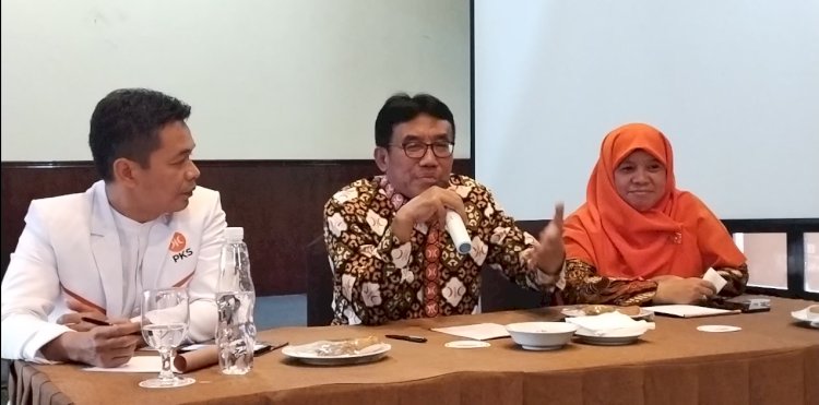 Muh Haris (tengah) saat memberikan keterangan pers didampingi Ketua DPD PKS Salatiga, Latif Nahari, dan istrinya, Ida Nurul Farida, di Laras Asri Resort, Spa, Salatiga, pekan lalu. Erna Yunus B/RMOLJateng