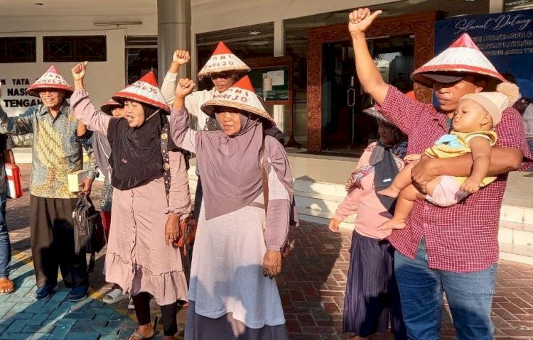 Puluhan petani dari Desa Pundenrejo, Kecamatan Tayu, Pati, mendatangi Kantor Wilayah Kementerian Agraria dan Tata Ruang/Badan Pertanahan Nasional (ATR/BPN) Jawa Tengah di Kota Semarang pada Selasa (16/7) sore. Umar Dani/RMOLJateng