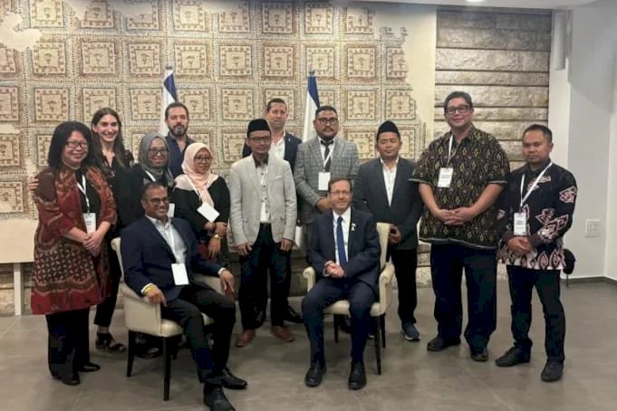 Staf khusus Pj Bupati Kudus, Munawir Aziz berdiri dari kanan mengenakan jas berpeci bersama tokoh muda Nahdliyin lainnya saat bertemu Presiden Israel. istimewa 