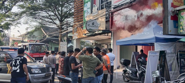 Sejumlah Anggota Kepolisian Berpakaian Sipil Saat Meminta Keterangan Sejumlah Saksi Buntut Munculnya Ledakan Di Sebuah Toko Di Kawasan Alun-Alun Lapangan Pancasila, Kota Salatiga Rabu (17/07) Pagi. Erna Yunus B/RMOLJawaTengah 