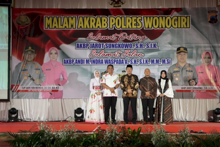 Bupati Wonogiri Joko Sutopo saat foto bersama Kapolres lama dan Kapolres baru. Humas Polres Wonogiri