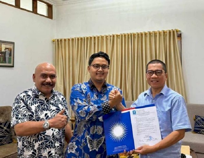 Wakil Ketua Umum DPP PAN Yandri Susanto memberikan surat rekomendasi langsung kepada Ilyas dan Tri Haryadi. Dian Tanti/RMOLJateng