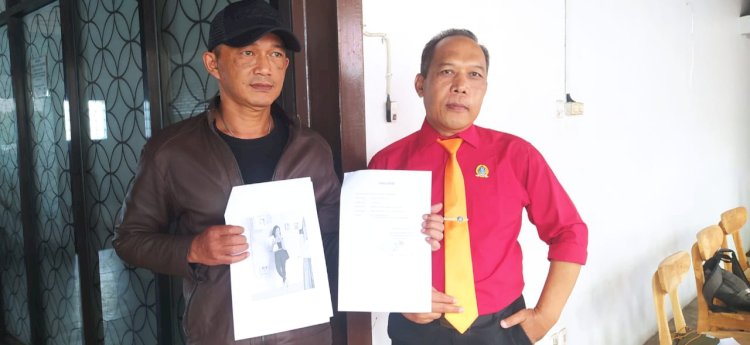Henri bersama kuasa hukumnya yakni Ahmad Triswadi SH menunjukkan surat tanda laporan ke polisi dan foto istrinya.   