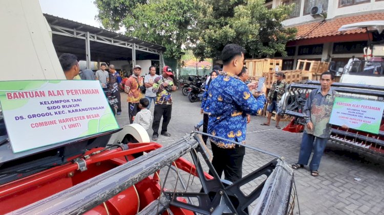 Pemberian combine harvester kepada kelompok tani. Nungki/RMOLJateng