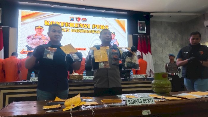 Wakapolres Karanganyar, Kompol Mardiyanto didampingi Kasatnarkoba Polres Karanganyar, Iptu Supran Yogatama tunjukan barang bukti kasus narkoba. Dian Tanti/RMOLJateng