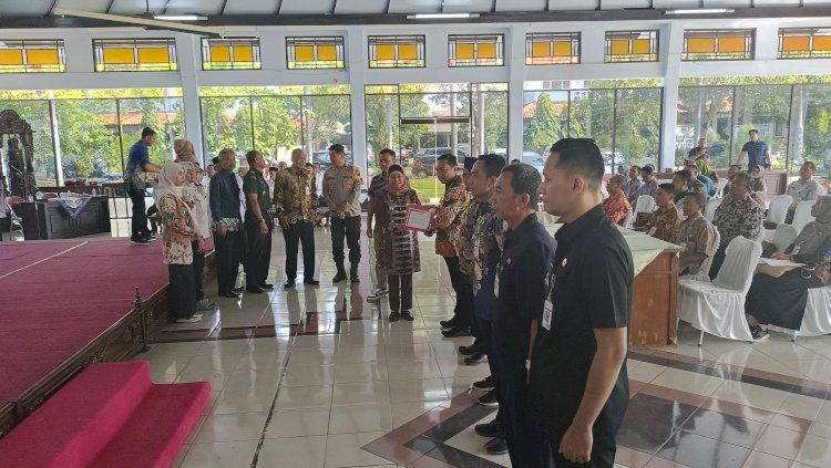 Penjabat Bupati Batang, Lani Dwi Rejeki menyerahkan bantuan bulan dana PMI di Pendopo Kabupaten Batang, Kamis (18/7)