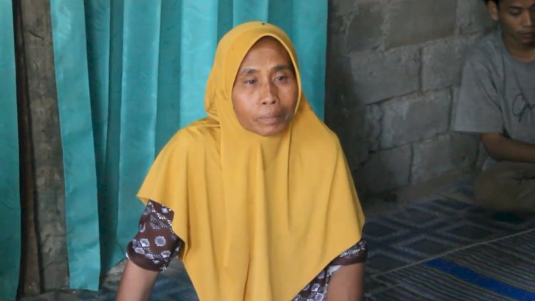 Marjiyah (57) istri korban dugaan pembunuhan di TPST Bantargebang Bekasi, Jumat (19/7) pagi. Rubadi/ RMOLJateng