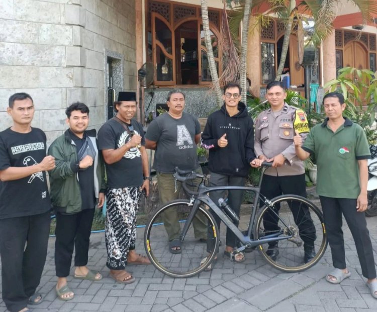 Warga dan Bhabinkamtibmas mengembalikan sepeda road bike hilang dicuri pelakunya diduga seorang bocah di Masjid Al Wali Ketileng. Dicky Aditya/RMOLJateng