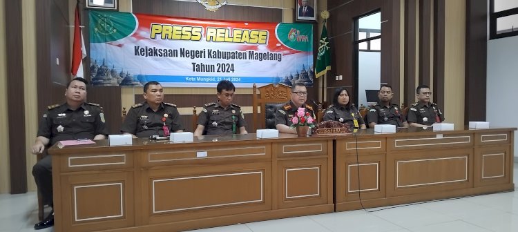 Kajari Kabupaten Magelang Zein Yusri Munggaran didampingi 6 Kasi bicara di depan para wartawan. Tri Budi Hartoyo/RMOLJateng