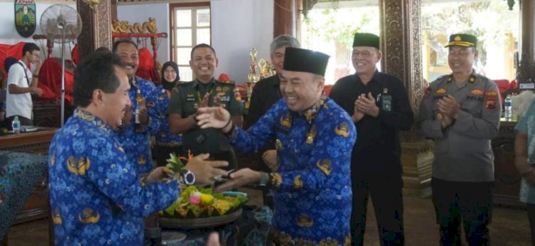 Kepala Diskop UKM Nakertrans Jepara Samiadji mendapatkan potongan nasi tumpeng dari Pj Bupati Jepara. 