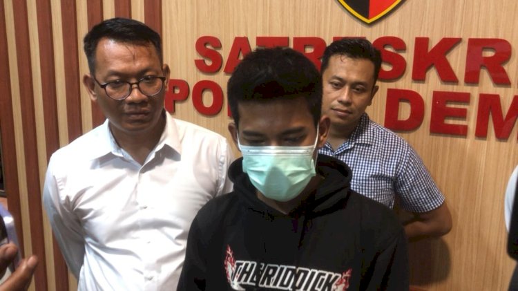 Kasat Reskrim Polres Demak didampingi anggot PPA Polres Demak menghadirkan pelaku pembunuh gadis bertato mawar di Mapolres Polres Demak, Jumat (19/7) malam. Nungki/RMOLJateng