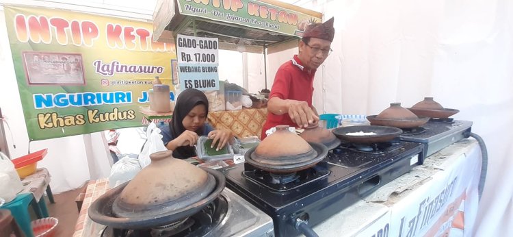  Suroso salah satu penjual masih bertahan berbisnis usaha dengan jualan intip ketan di Kudus.