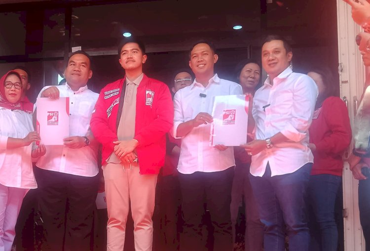 Ketua umum PSI Kaesang Pangarep  berfoto bersama calon kepala daerah yang mendapat rekomendasi dari DPP PSI . Pemberian ini disampaikan saat peresmian kantor DPD PSI kota Semarang di jalan jagalan Semarang, Sabtu (20/7). Umar Dani/RMOLJateng